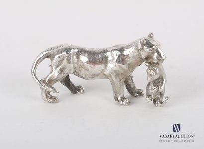 null Silver subject representing a lioness carrying in its mouth its cub.

Weight...