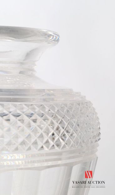 null Vase en cristal de forme balustre à décor d'une frise de godrons ourlée d'un...