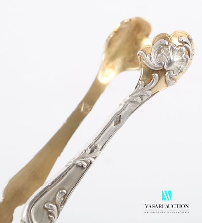 null Sugar tongs in silver and silver gilt, the arms moved are surmounted by a figure...