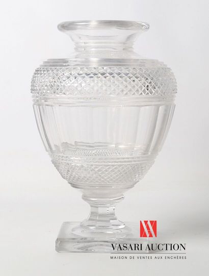 null Vase en cristal de forme balustre à décor d'une frise de godrons ourlée d'un...