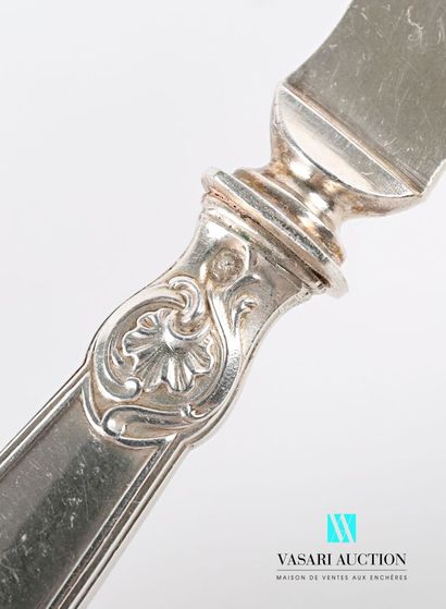 null Butter knife, the handle in filled silver decorated with nets, scrolls and shells,...
