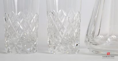 null BACCARAT

Carafe en cristal de forme tronconique à pans coupés (Haut. : 20 cm)....