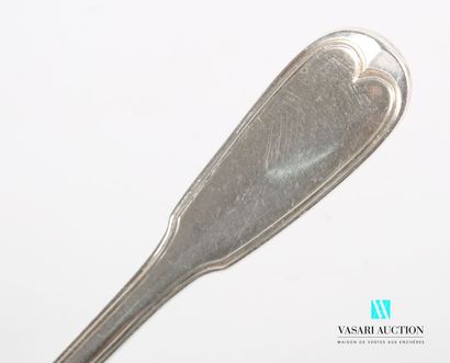 null Silver stewing spoon (1819-1838), the handle decorated with fillets

(some dents)

weight...