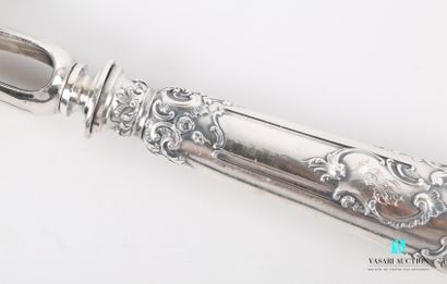 null Manche à gigot en argent fourré à décor de rinceaux et fleurs à ses extrémités,...