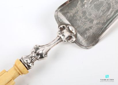 null Mignardise shovel, the handle decorated with baguettes, the silver spatula engraved...