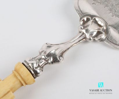 null Mignardise shovel, the handle decorated with baguettes, the silver spatula engraved...