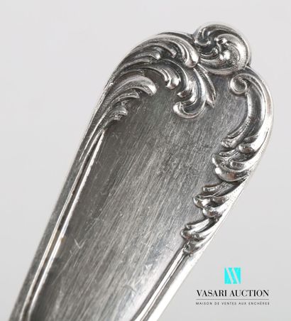 null Silver spoon strawberry, the handle hemmed with nets is decorated with scrolls...