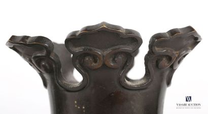 null Paire de vases en bronze à patine brune de forme balustre, la panse présente...