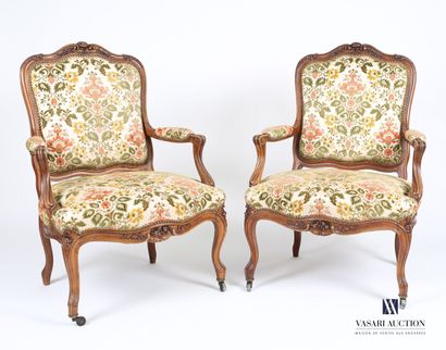 null Paire de fauteuils en bois naturel mouluré sculpté à décor d'une fleur épanouie,...
