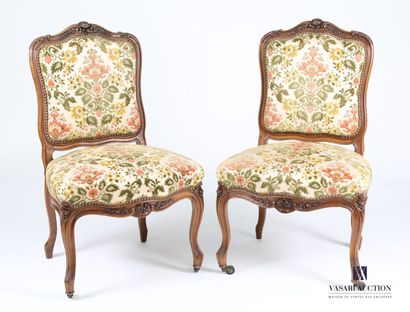 null Paire de chaises en bois naturel mouluré sculpté à décor d'une fleur épanouie,...