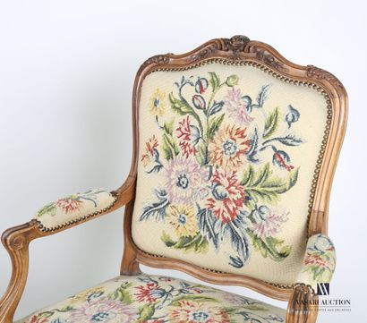 null Paire de fauteuils en bois naturel mouluré sculpté à décor d'une fleur épanouie,...
