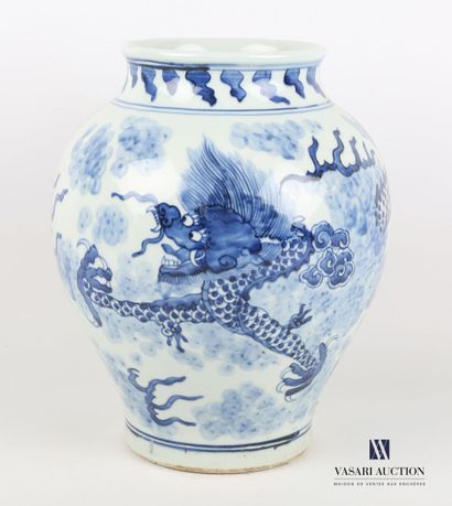 null CHINE

Vase de forme balustre en porcelaine blanc/bleu à décor tournant en plein...