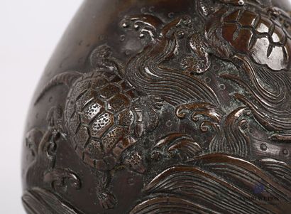 null Vase en bronze à patine brune de forme balustre, le col flanqué de deux anses...