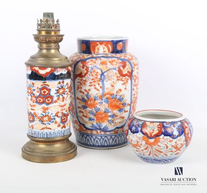 null JAPON

Lot en porcelaine à décor polychrome dit Imari comprenant un vase de...