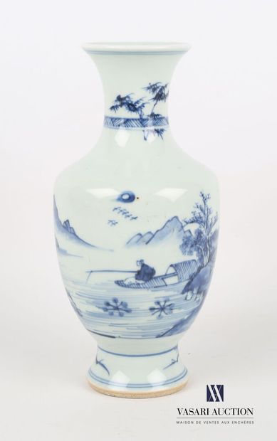 null CHINE

Vase de forme balustre en porcelaine blanc/bleu à décor tournant d'un...