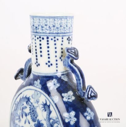 null CHINE

Vase bouteille en porcelaine blanc/bleu, la panse aplatie présente un...