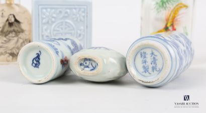null CHINE

Lot comprenant deux flacons de forme rouleau en porcelaine blanc/bleu...