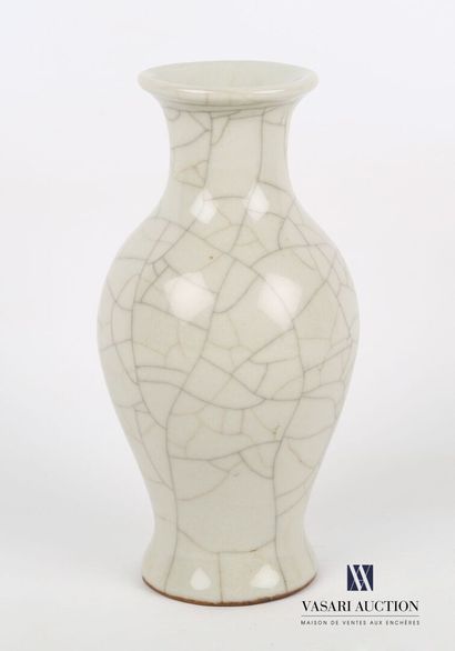 null CHINE 

Vase de forme balustre en porcelaine céladon craquelé 

Marque au revers

XXème...