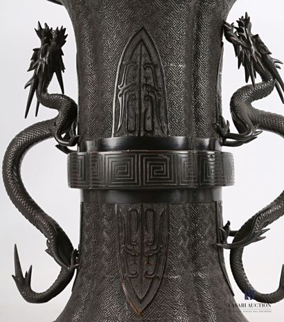 null JAPON 

Vase Gü en bronze à décor de motifs s'inscrivant dans des réserves ogivales...