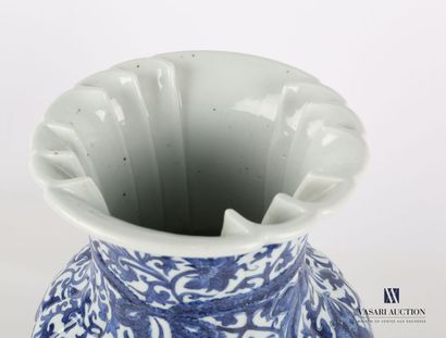 null CHINE

Vase de forme balustre en porcelaine blanc/bleu à décor enchevêtré en...