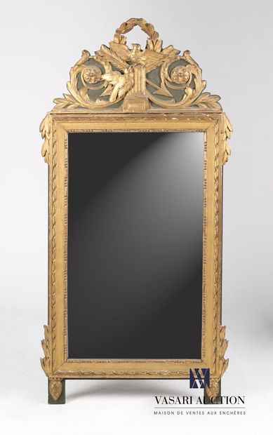 null Miroir de forme rectangulaire en bois naturel mouluré, doré et sculpté à décor...