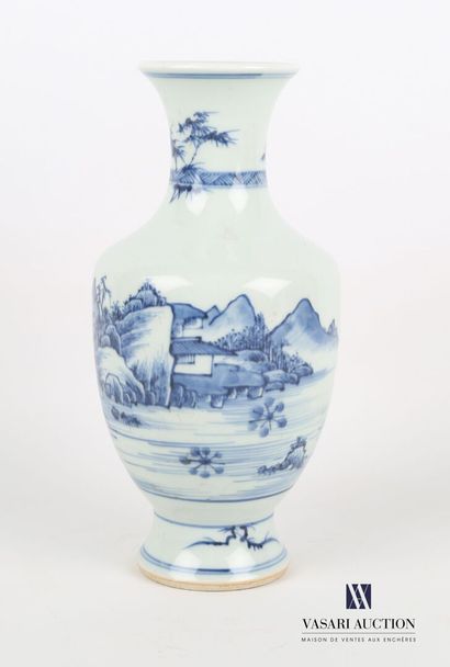null CHINE

Vase de forme balustre en porcelaine blanc/bleu à décor tournant d'un...