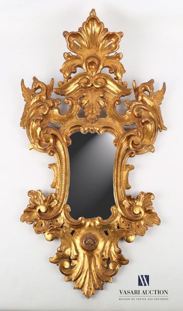 null Miroir en bois sculpté et doré, la bordure et le fronton à décor de rinceaux,...