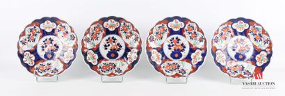 null JAPON

Suite de quatre assiettes en porcelaine à décor polychrome dit Imari,...