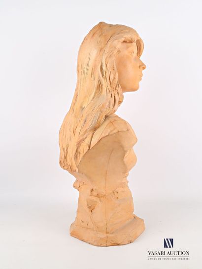 null BASTET Victorien Antoine (1853-1905) 

Buste de jeune fille au corset 

Terre...