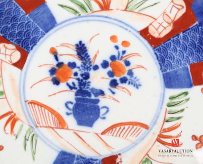 null JAPON

Deux paires d'assiettes en porcelaine à décor polychrome dit Imari, la...