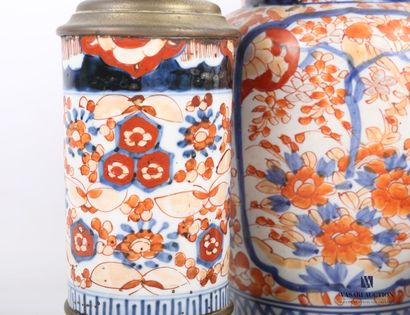 null JAPON

Lot en porcelaine à décor polychrome dit Imari comprenant un vase de...