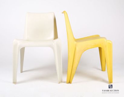 null Deux chaises en fibres de verre moulé, l'une jaune et l'autre blanche

BOFINGER...