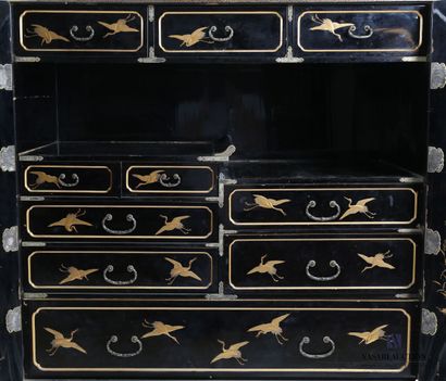 null 
JAPON




Cabinet en bois laqué à décor toute face doré et argenté de cigognes,...
