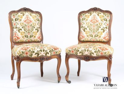 null Paire de chaises en bois naturel mouluré sculpté à décor d'une fleur épanouie,...