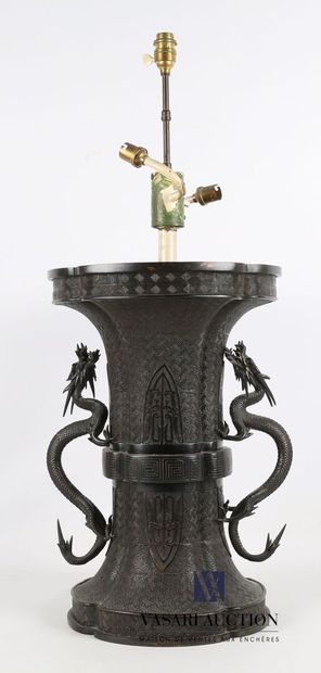 null JAPON 

Vase Gü en bronze à décor de motifs s'inscrivant dans des réserves ogivales...