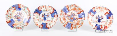 null JAPON

Deux paires d'assiettes en porcelaine à décor polychrome dit Imari, la...
