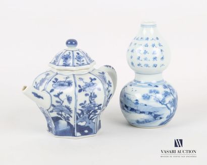 null CHINE 

Lot en porcelaine blanc/bleu comprenant une théière, la panse à côtes...