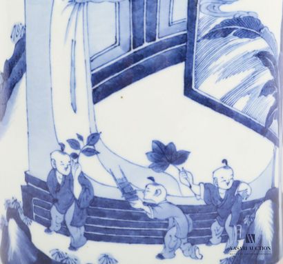null CHINE

Cache pot en porcelaine blanc/bleu à décor tournant d'une scène de déplacement...