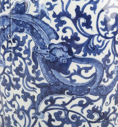null CHINE

Vase de forme balustre en porcelaine blanc/bleu à décor enchevêtré en...