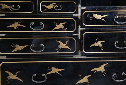 null 
JAPON




Cabinet en bois laqué à décor toute face doré et argenté de cigognes,...