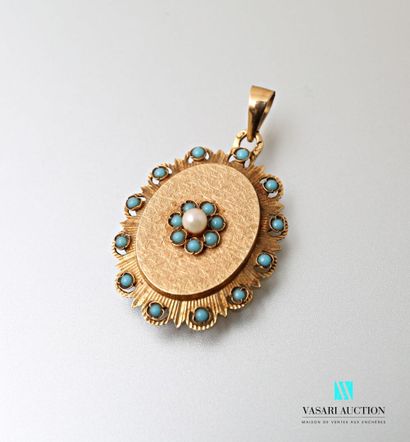 null Pendant in yellow gold 750 thousandths of oval form, it presents in its center...