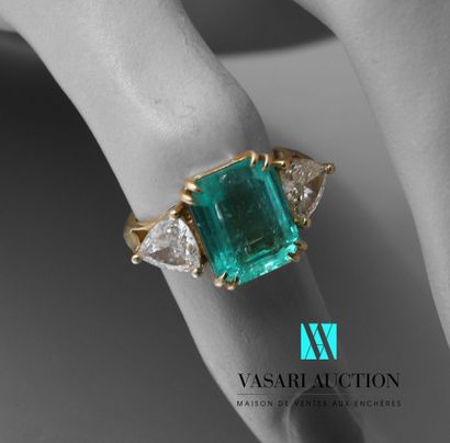null Yellow gold ring 750 thousandth set with an emerald rectangular cut with shoulders...