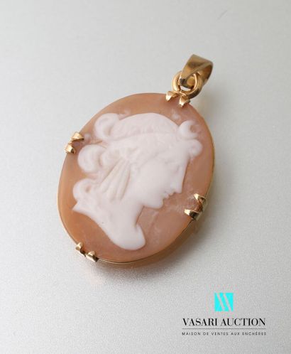 null Pendant in yellow gold 750 thousandths decorated with a cameo shell representing...