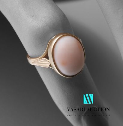 null Yellow gold ring 750 thousandth set with a coral cabochon angel skin, the shoulders...
