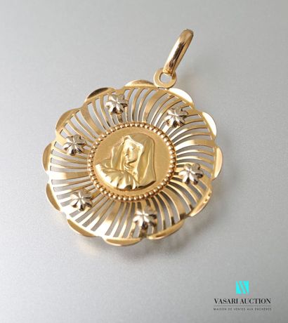 null Round medal in yellow gold 750 thousandths decorated in the center of the profile...