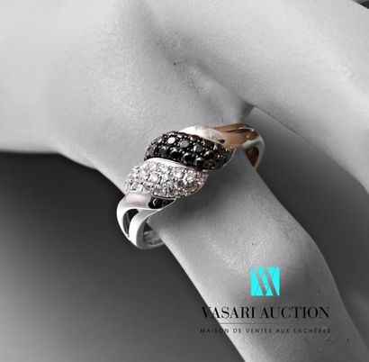 null Ring in white gold 750 thousandths decorated with two twists set with black...