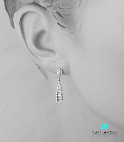 null Pair of earrings in white gold 750 thousandths adorned with baguette diamonds...