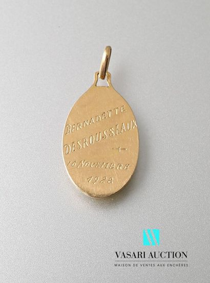 null Oval medal in yellow gold 750 thousandths, profile of the Virgin, the top and...