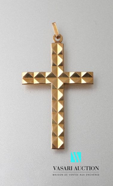  Un pendentif croix en or jaune 750 millièmes à décor en pointes de diamants 1,2...