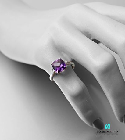null Ring in white gold 750 thousandths set with a cushion-cut amethyst calibrating...